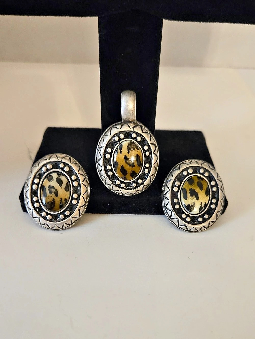 Oval Stone Pendant & Earrings Set in Silver And Leopard Print